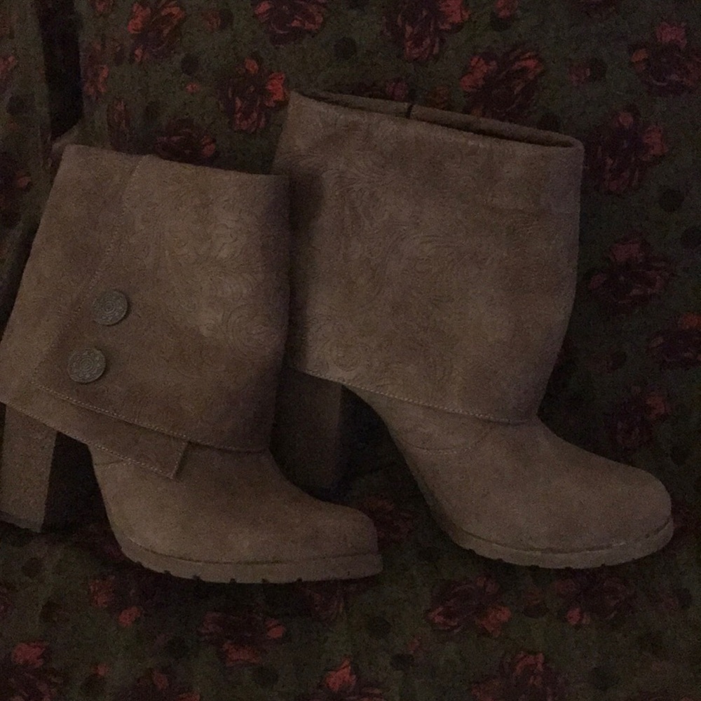 Adorable MukLuks Cuff boots